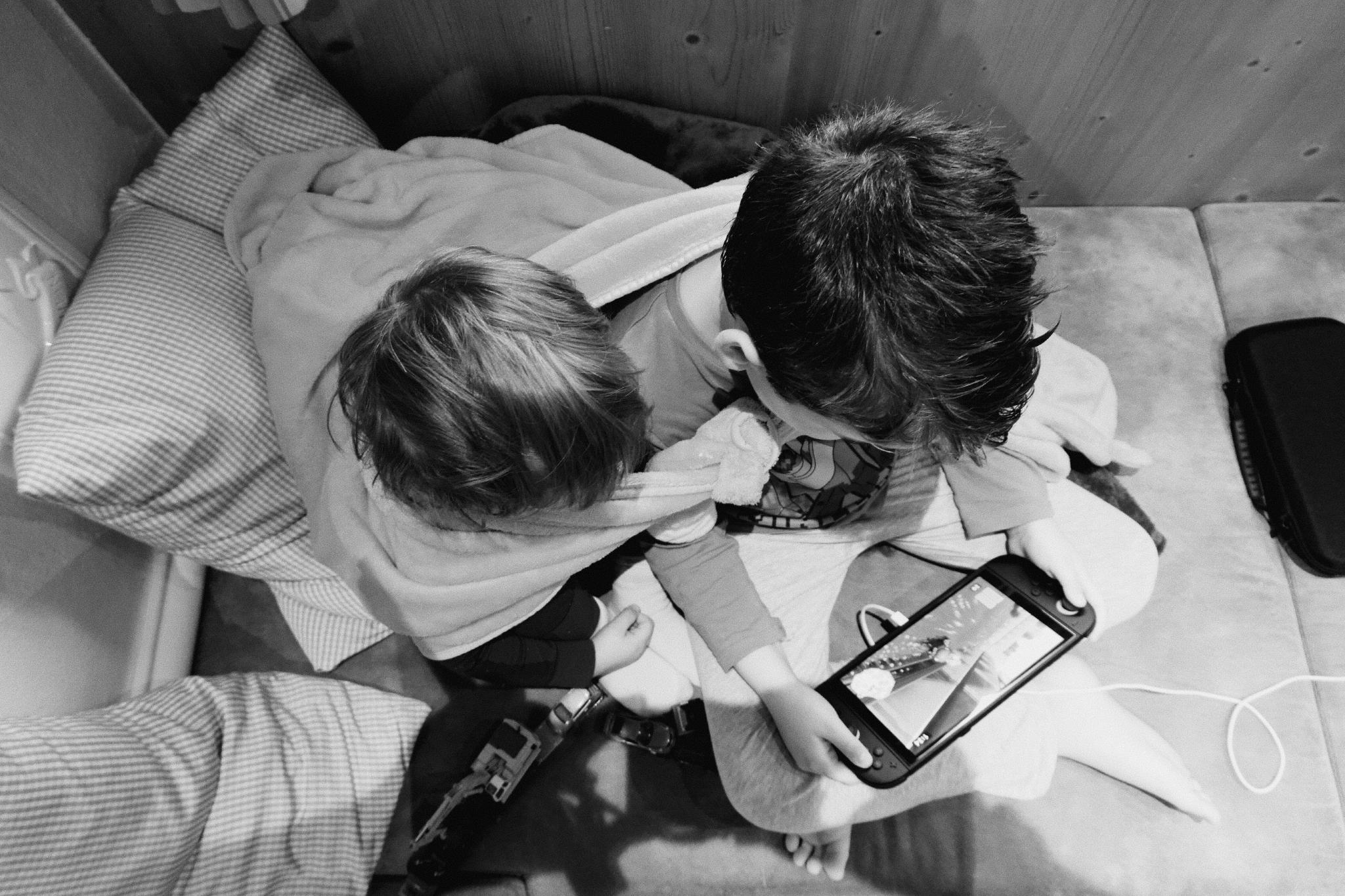 Kellin and Tilian playing Mario Kart